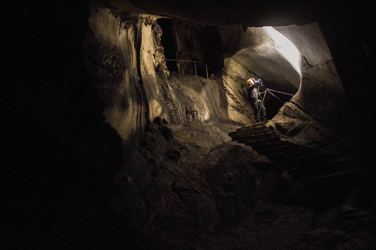  La luz de la ciencia 
M&aacute;s de 30.000 a&ntilde;os de "arte". Nuestras m&aacute;quinas escrudi&ntilde;an las paredes de la cueva en busca de datos que han sobrevivido al paso del tiempo. Multitud de generaciones de seres humanos expresaron innumerables motivos gr&aacute;ficos. No sabemos lo que significaron pero s&iacute; podemos aproximarnos a muchos otros aspectos, c&oacute;mo cu&aacute;ndo fueron realizados, qu&eacute; materiales usaron, c&oacute;mo distribu&iacute;an los motivos o inferir aspectos relacionados con la cohesi&oacute;n de los grupos, la socializaci&oacute;n o las modas iconogr&aacute;ficas vigentes en cada &eacute;poca.